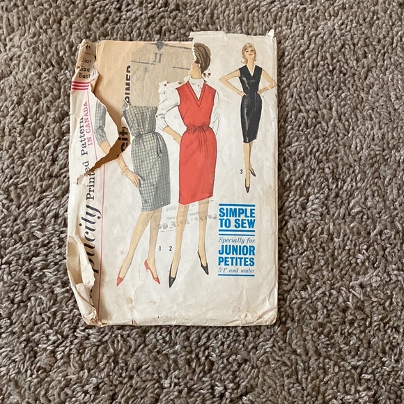 Vintage Lot of Sewing Patterns Lot #1 - Picture 10 of 11